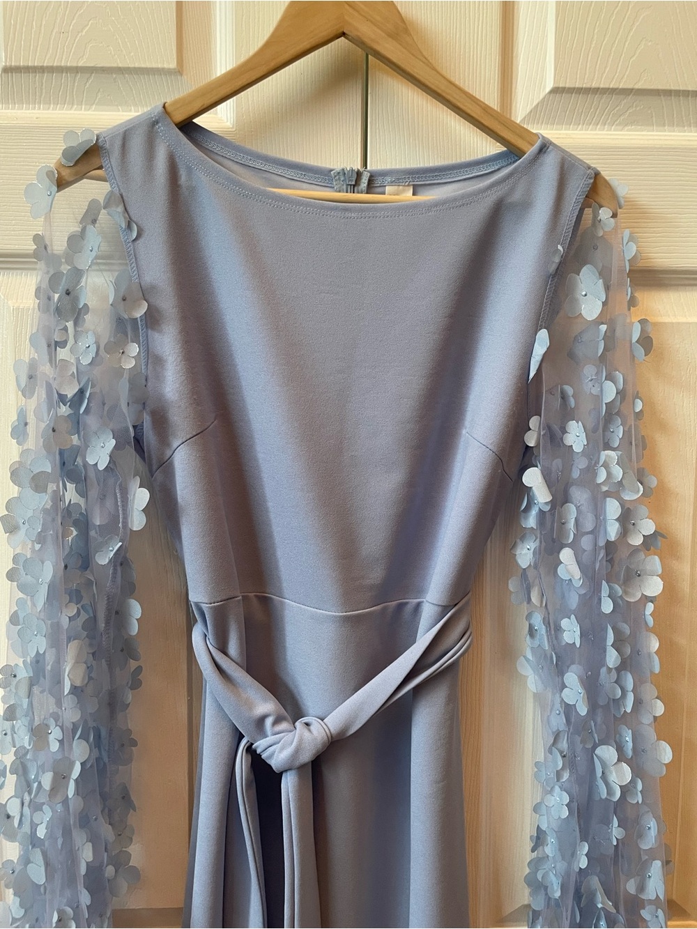 Elegant Light Blue Sheath Dress with Floral Mesh Sleeves - Picture 4 of 6